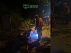 O equipamento UV ultravioleta de CIPP presta serviços de manutenção ao forro de expansão dos ventiladores duplos durante Trenchless